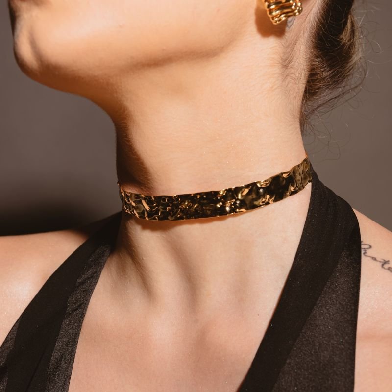 CHOKER MARTELADA 15MM BANHADO A OURO 18K