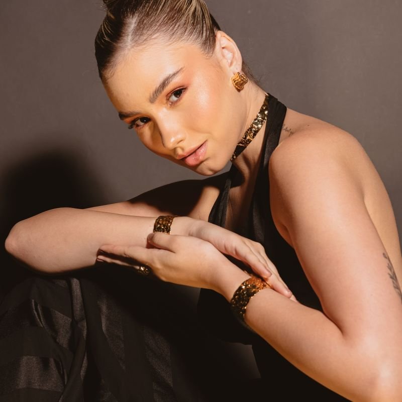 CHOKER MARTELADA 15MM BANHADO A OURO 18K