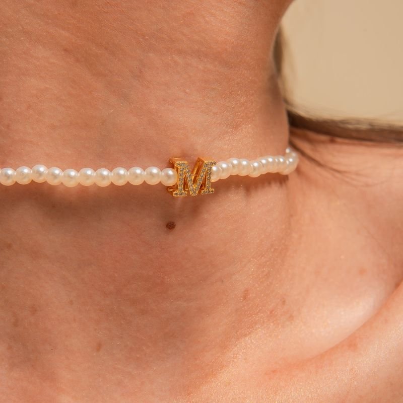 CHOKER PÉROLAS E LETRA ZIRCÔNIA BANHADO A OURO 18K