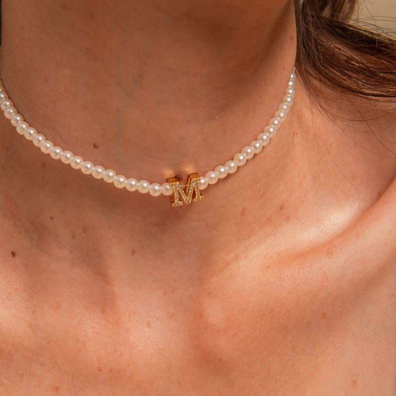 CHOKER PÉROLAS E LETRA ZIRCÔNIA BANHADO A OURO 18K