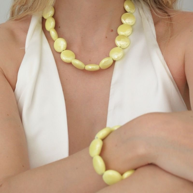 CHOKER PORCELANA AMARELO BANHADO A OURO 18K