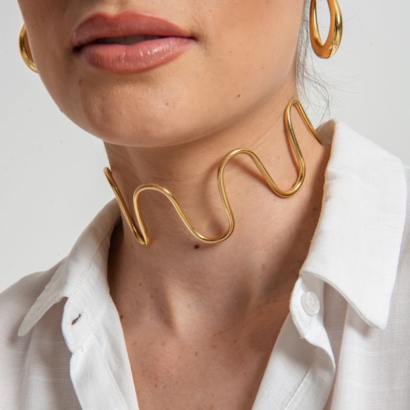 CHOKER RÍGIDA ONDAS BANHADO A OURO 18K