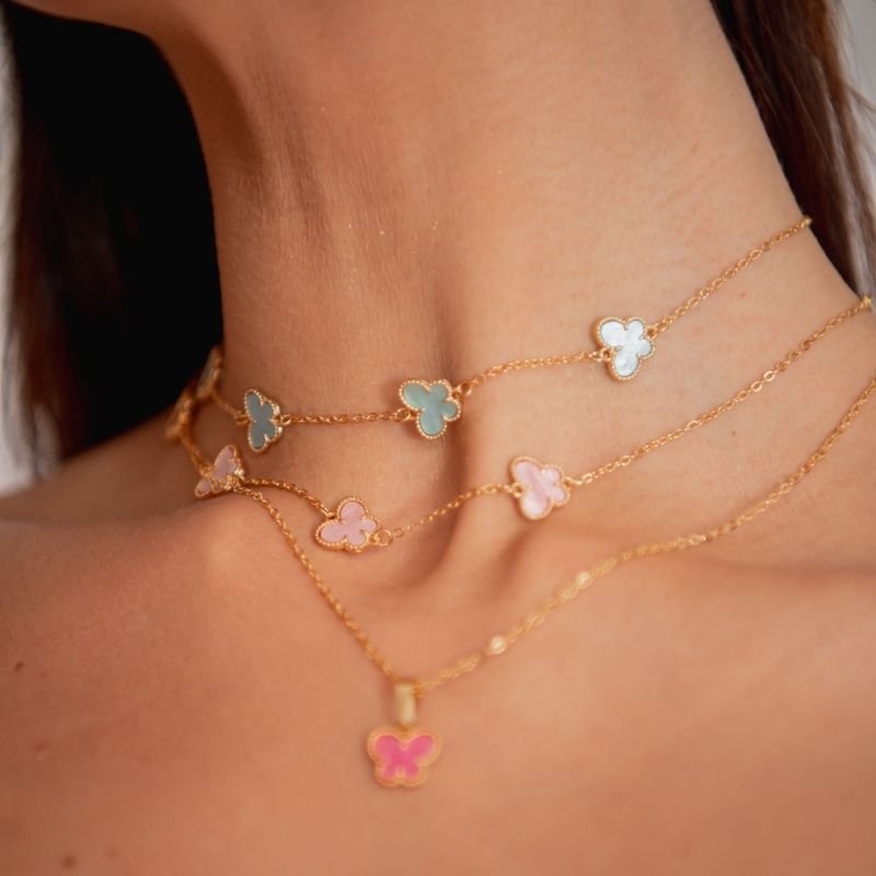 COLAR BORBOLETA ROSA 10MM BANHADO A OURO 18K