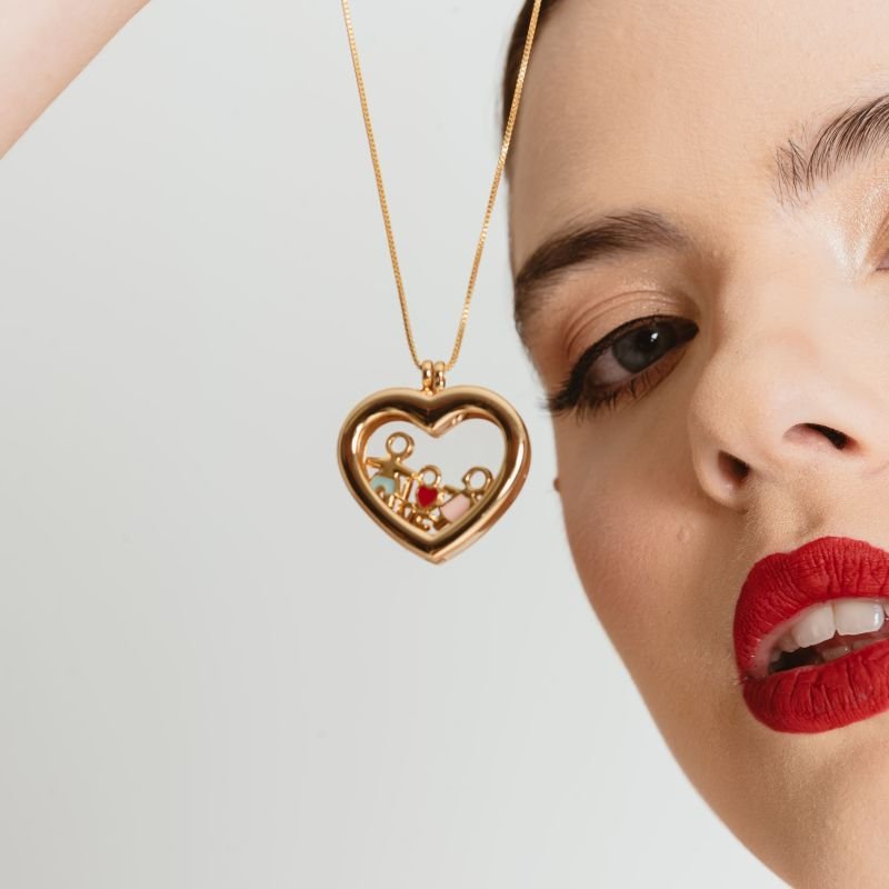 COLAR CAPSULA DIA DOS NAMORADOS CASAL E LOVE BANHADO A OURO 18K