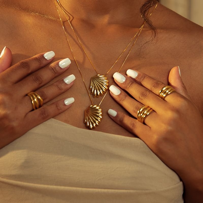 COLAR CONCHA PACIFIC BANHADO A OURO 18K