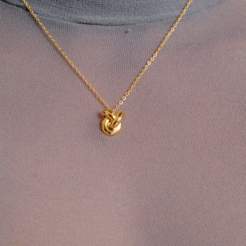 COLAR EM NÓ BANHADO A OURO 18K