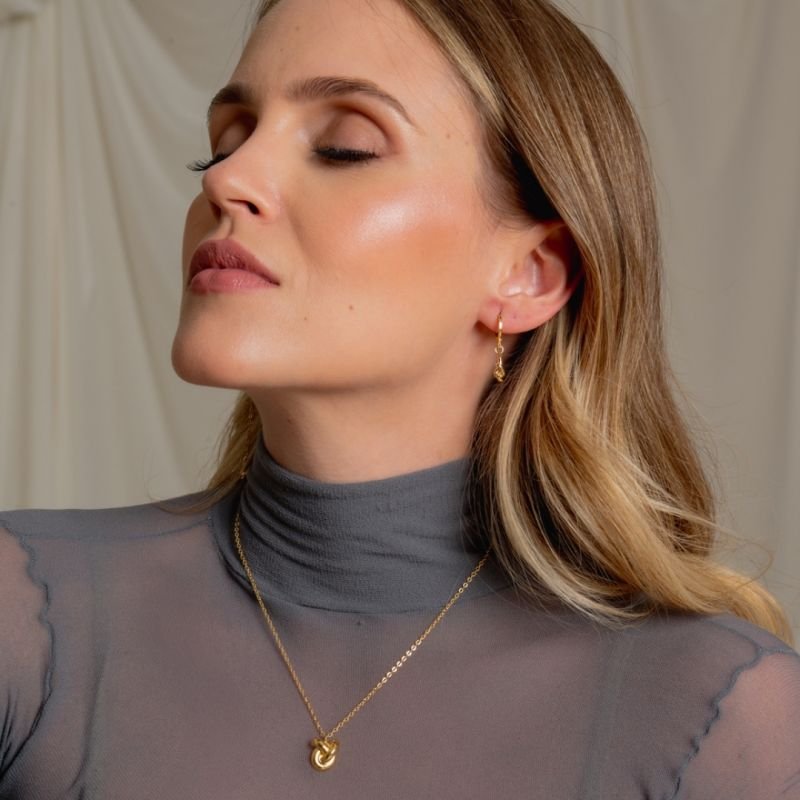 COLAR EM NÓ BANHADO A OURO 18K