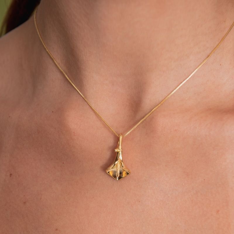 COLAR FLOR CALLA BANHADO A OURO 18K