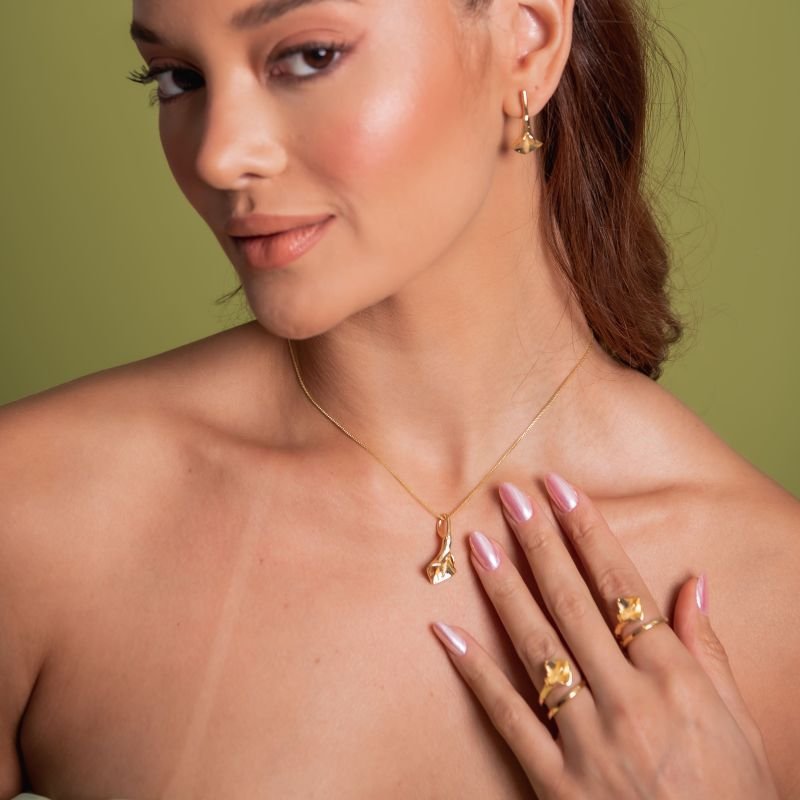 COLAR FLOR CALLA BANHADO A OURO 18K