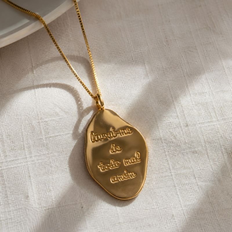COLAR LIVRAI-ME DE TODO MAL BANHADO A OURO 18K