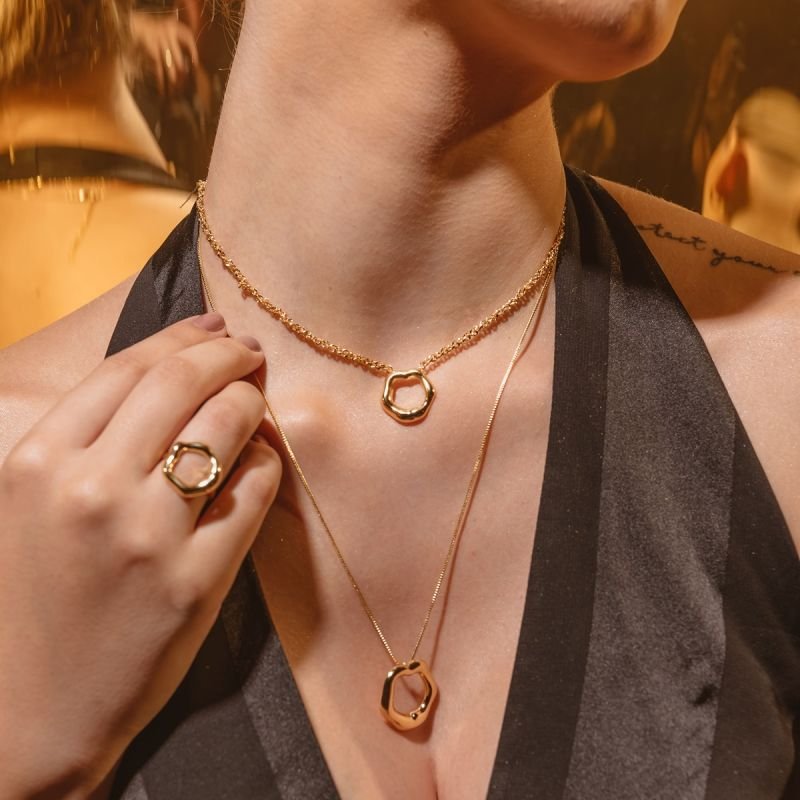 COLAR LONGO ABSTRATO CIRCULAR BANHADO A OURO 18K