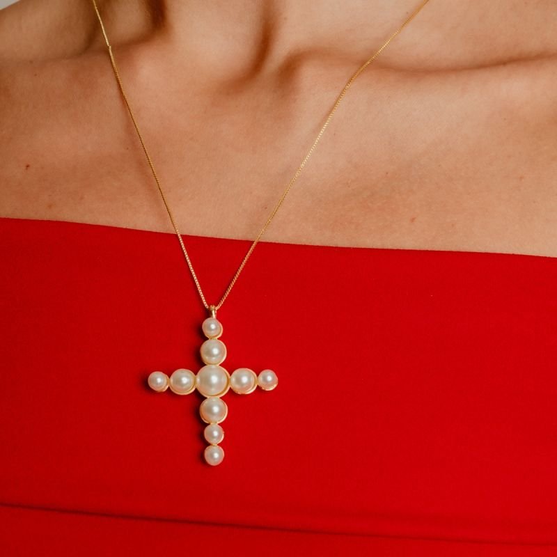 COLAR LONGO CRUZ DE PÉROLAS BANHADO A OURO 18K