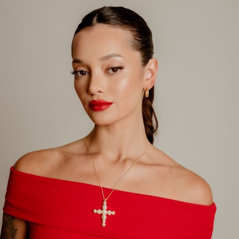 COLAR LONGO CRUZ DE PÉROLAS BANHADO A OURO 18K