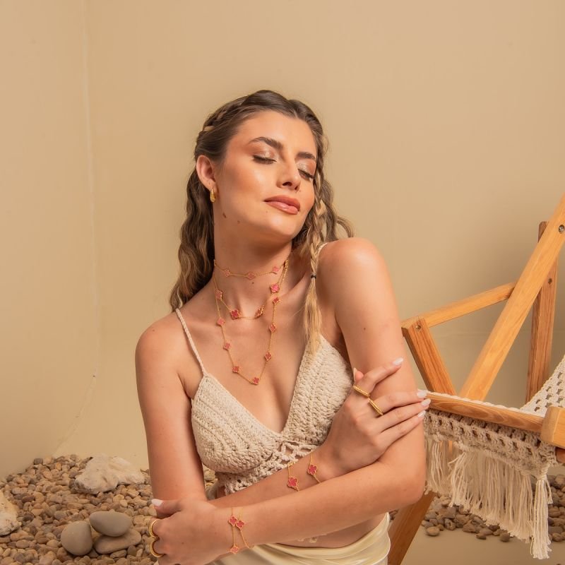 COLAR LONGO TREVO PINK 10MM BANHADO A OURO 18K