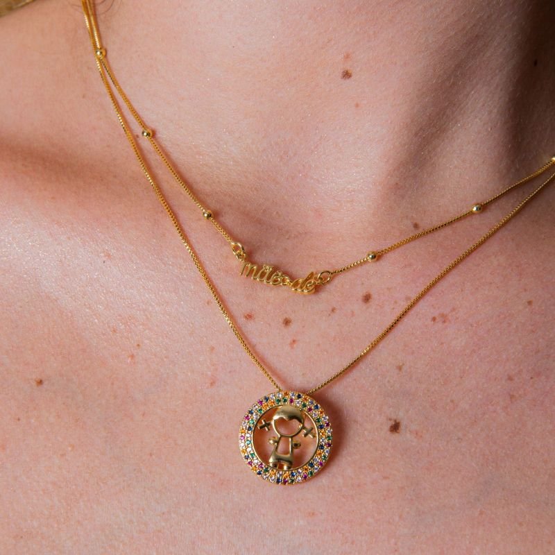 COLAR MEDALHA MENINA ZIRCÔNIA COLORIDA DOURADO FOLHEADO