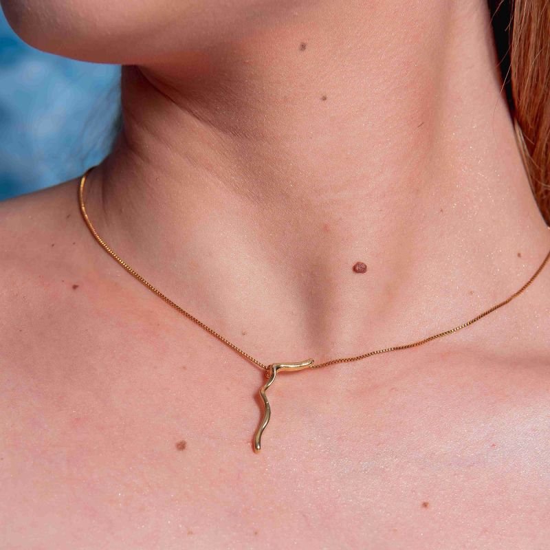 COLAR MEDIO ORGANICO BANHADO A OURO 18K