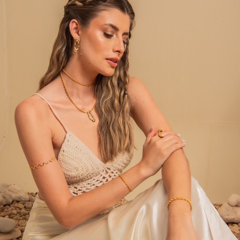 COLAR ORGANICA LYRA BANHADO A OURO 18K