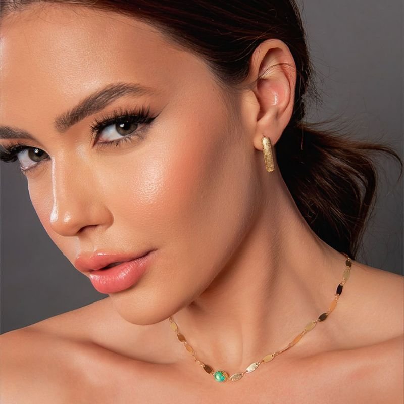 COLAR PLAQUINHAS OVAIS LISAS COM PEDRA OVAL VERDE FOSCA DOURADO FOLHEADO