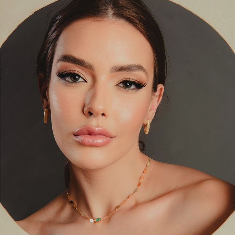 COLAR PLAQUINHAS OVAIS LISAS COM PEDRA OVAL VERDE FOSCA DOURADO FOLHEADO