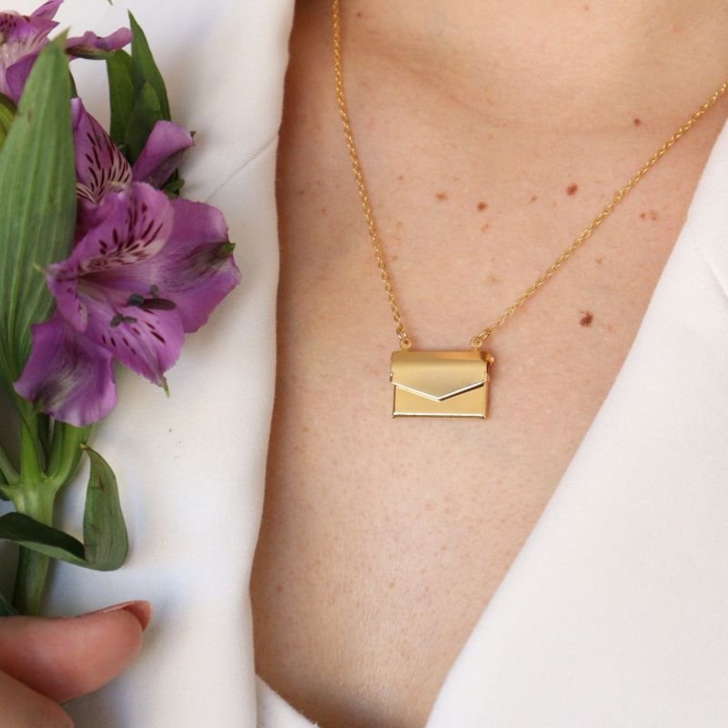 COLAR RELICARIO CARTA BANHADO A OURO 18K