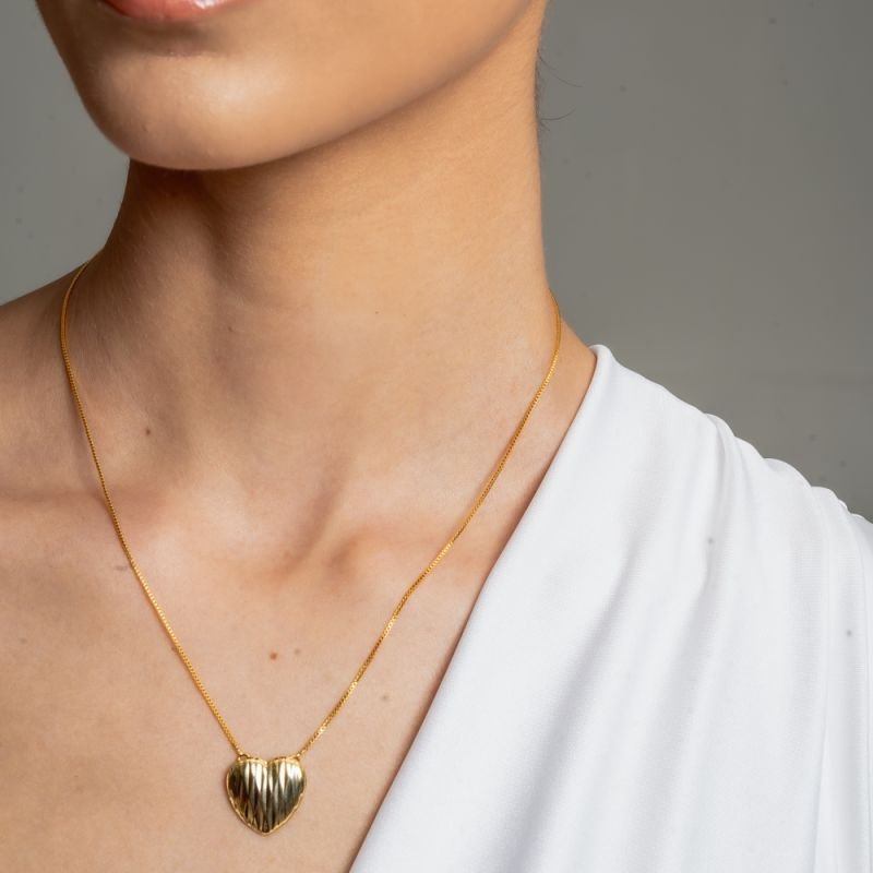 CONJUNTO CORAÇÃO RISCADO BANHADO A OURO 18K