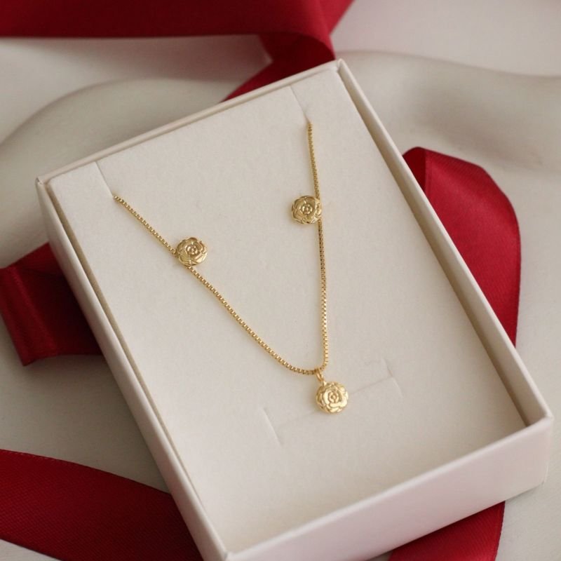 CONJUNTO FLOR CAMELIA BANHADO A OURO 18K