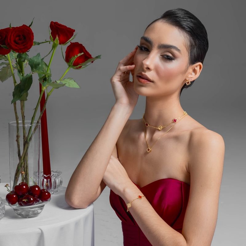 CONJUNTO TREVO VERMELHO CRAVEJADO BANHADO A OURO 18K