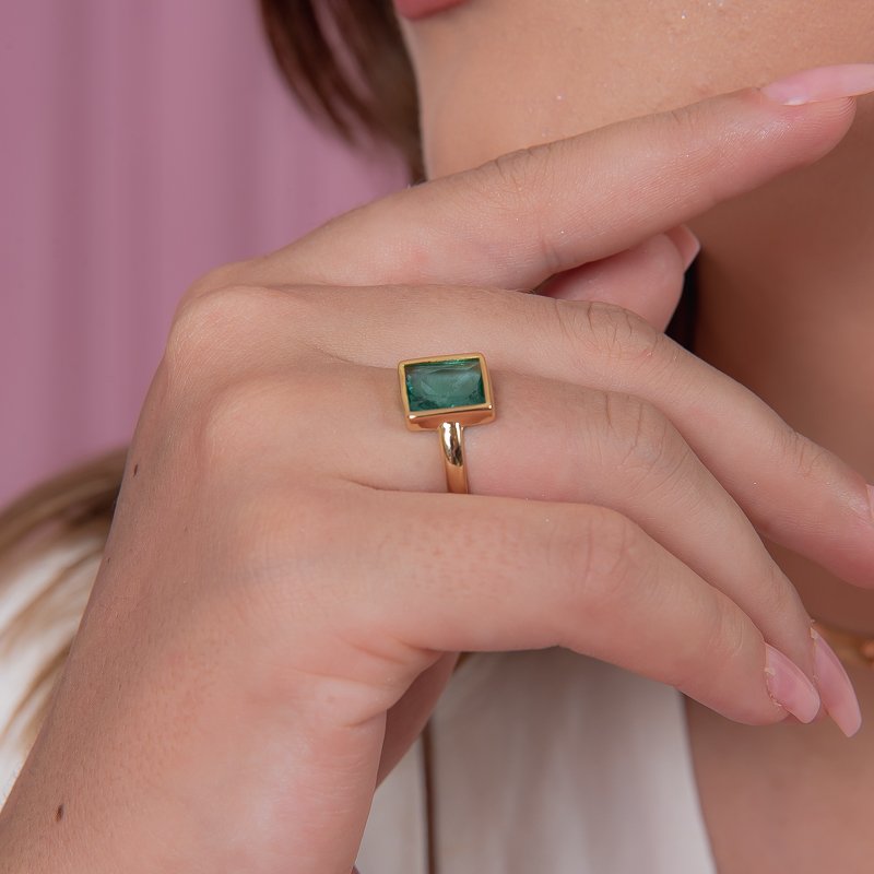 ANEL PEDRA RETANGULAR ESMERALDA DOURADO FOLHEADO