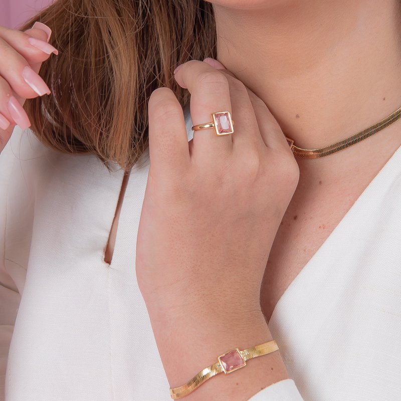 ANEL PEDRA RETANGULAR SAFIRA ROSA BANHADO A OURO 18K