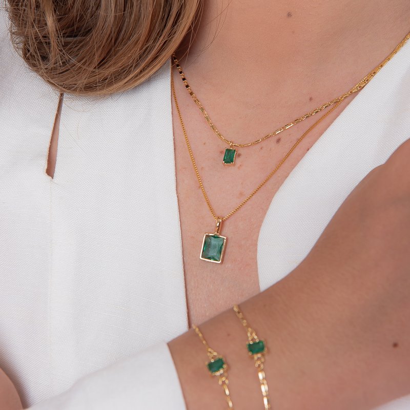 COLAR PEDRA RETANGULAR MINI ESMERALDA DOURADO FOLHEADO