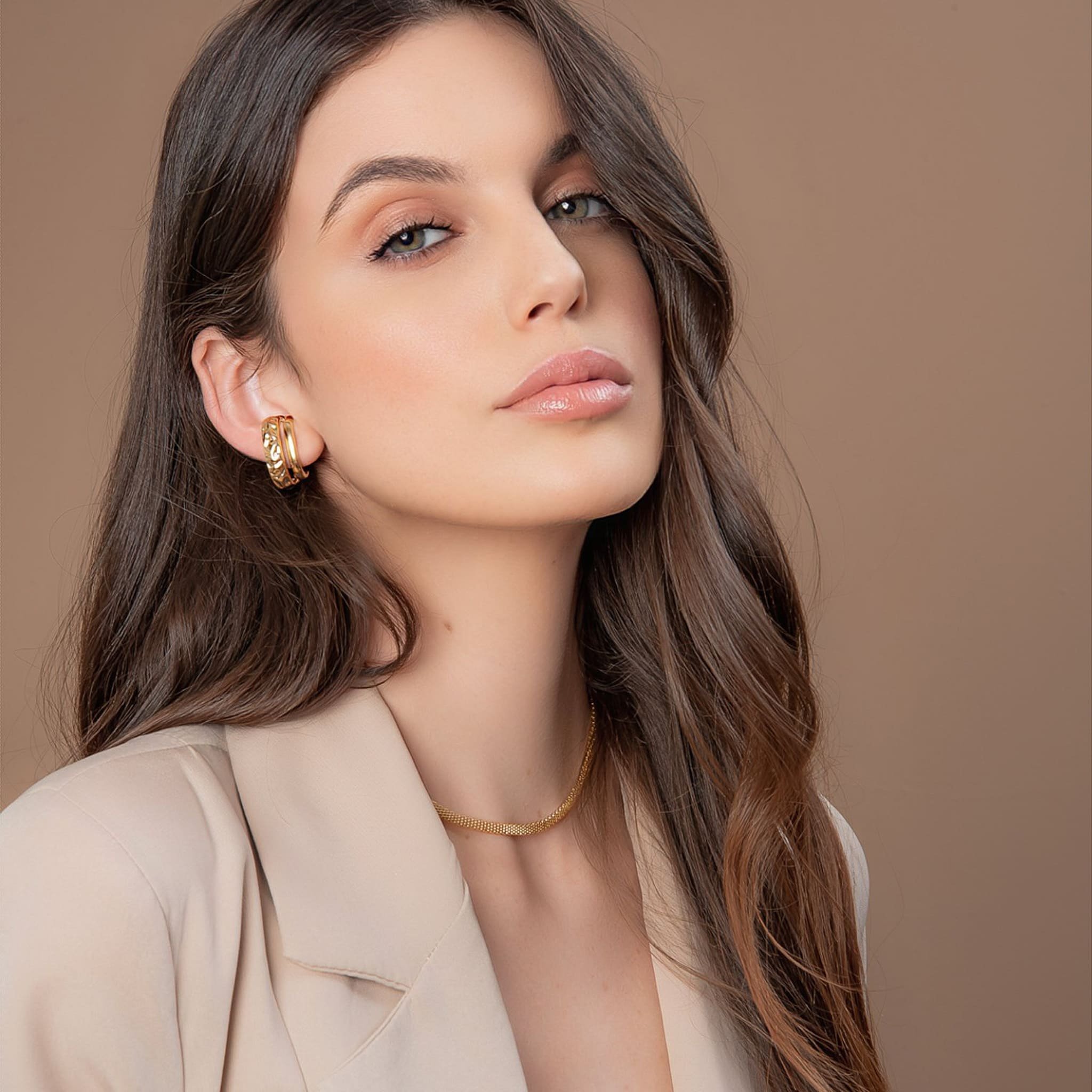 BRINCO EAR HOOK DUPLA AMASSADA DOURADO FOLHEADO