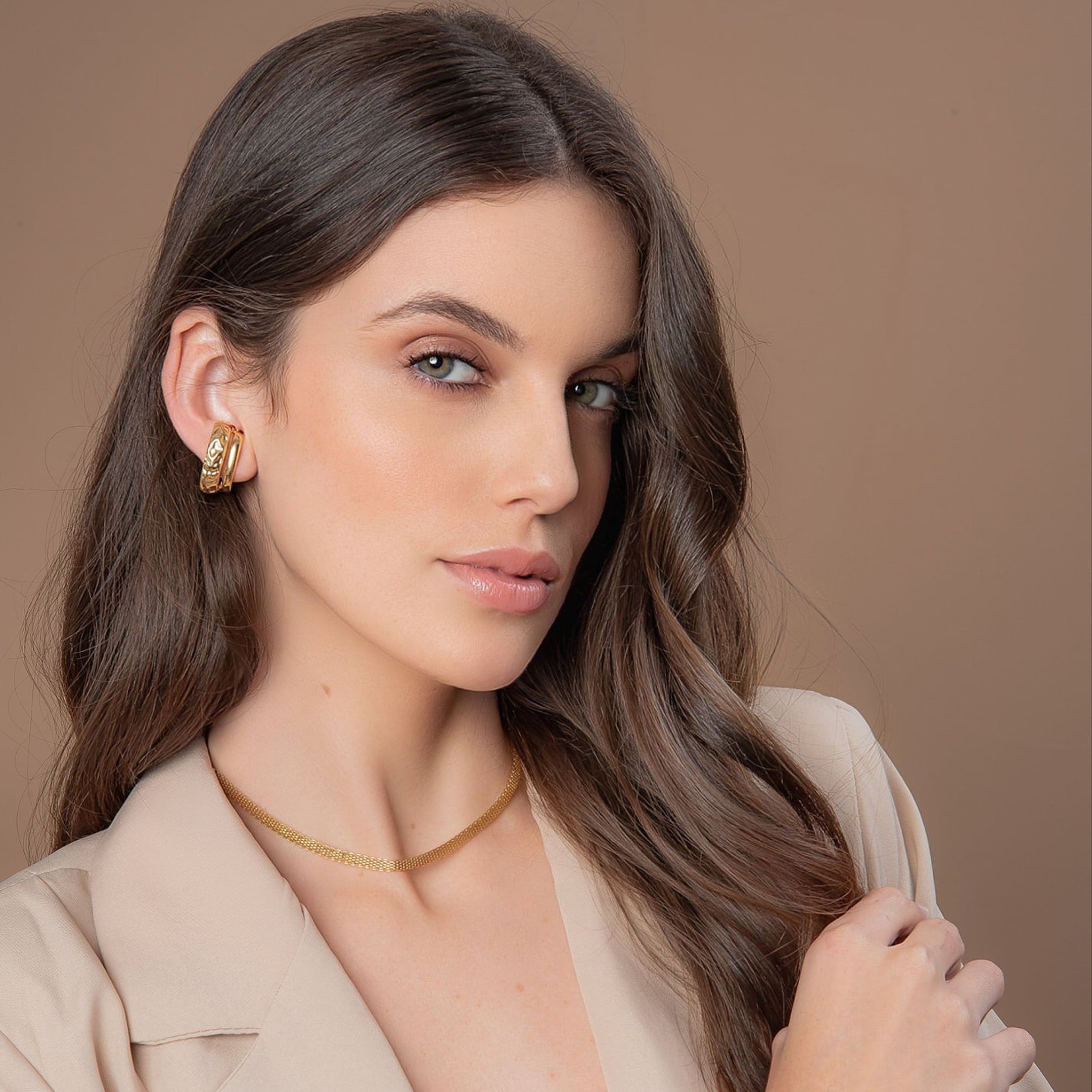 BRINCO EAR HOOK DUPLA AMASSADA DOURADO FOLHEADO