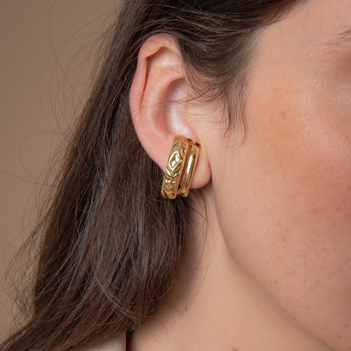 BRINCO EAR HOOK DUPLA AMASSADA DOURADO FOLHEADO