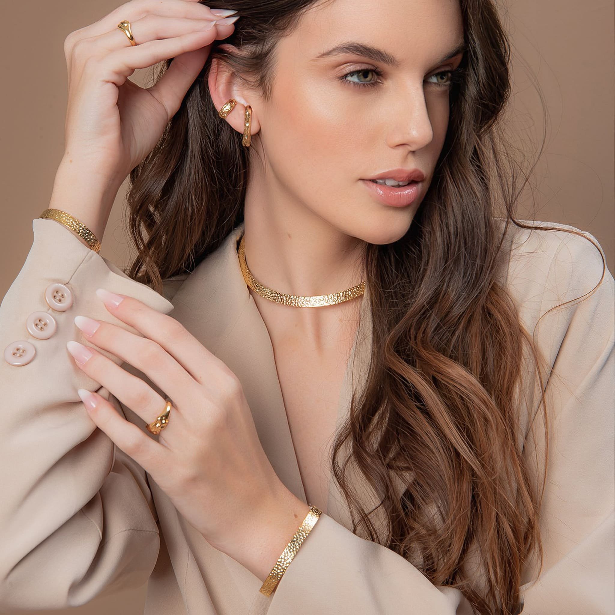 BRINCO EAR HOOK MARTELADO DOURADO FOLHEADO