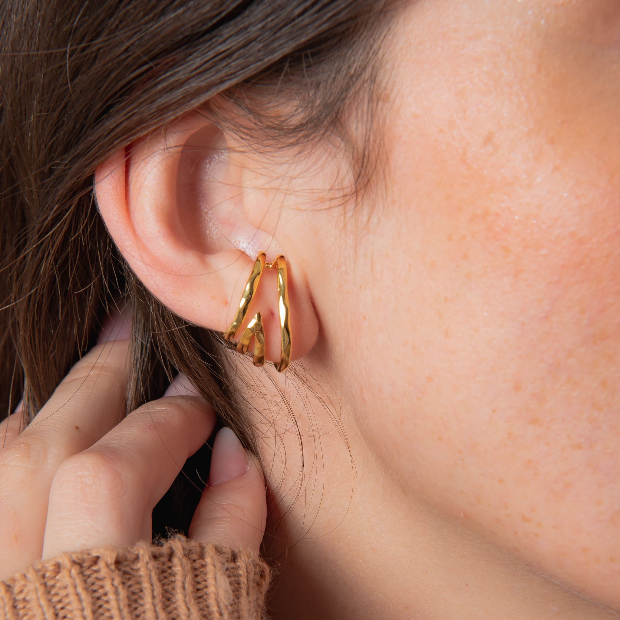 BRINCO EAR HOOK FIOS MARTELADO DOURADO FOLHEADO