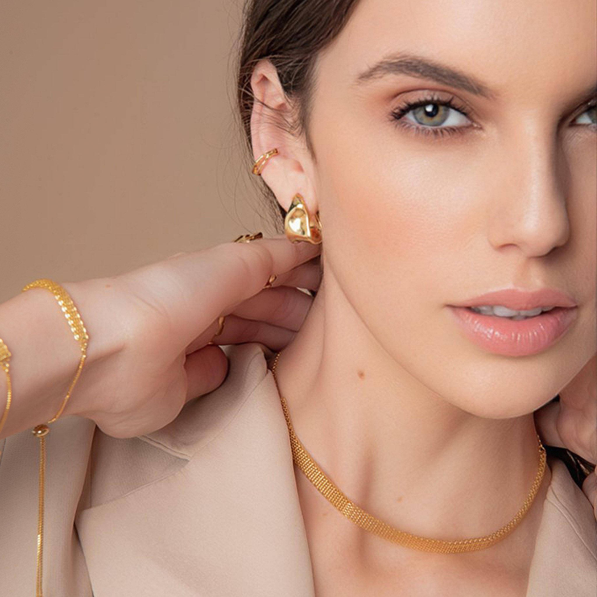 BRINCO EAR HOOK AMASSADA DOURADO FOLHEADO