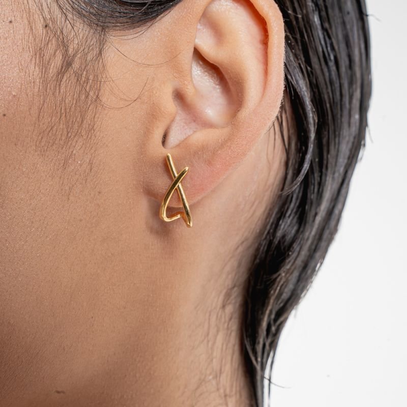 EAR HOOK DELICADA X BANHADO A OURO 18K