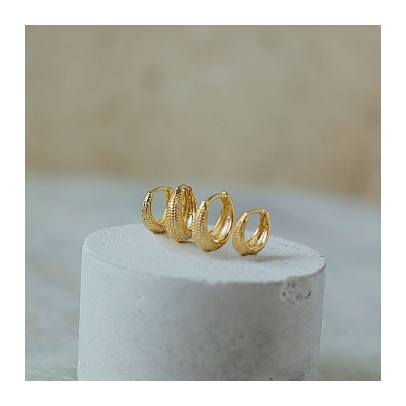 KIT DUO DE ARGOLAS METADE LISA E METADE COM BOLINHAS BANHADO A OURO 18K