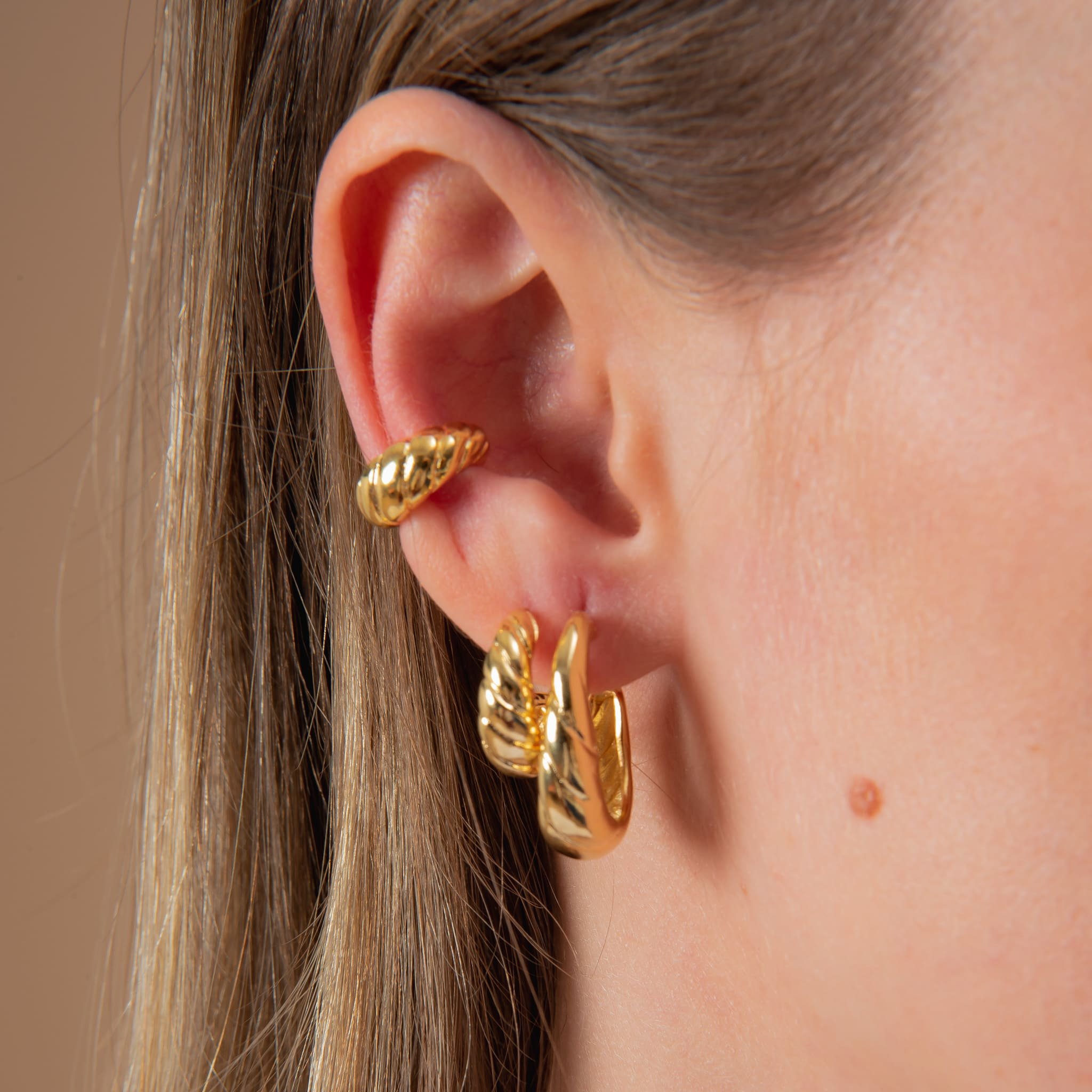 PIERCING ARREDONDADO RISCADO DOURADO FOLHEADO