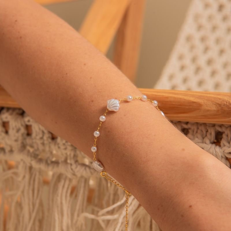 PULSEIRA CONCHAS E PÉROLAS BRANCAS DOURADO FOLHEADO