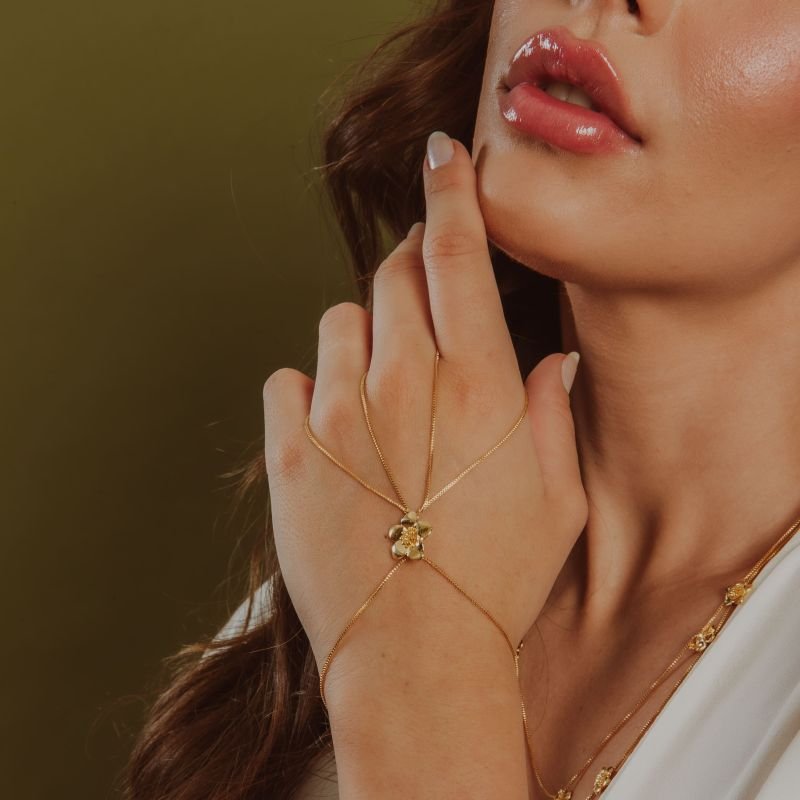 PULSEIRA DE MÃO FLOR M BANHADO A OURO 18K
