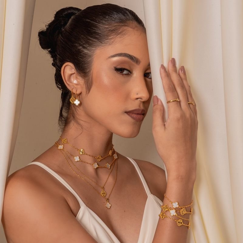 PULSEIRA ONE TREVO BRANCO 11MM DOURADO FOLHEADO