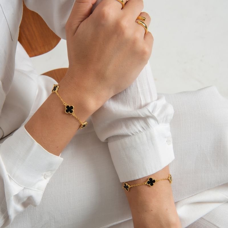 PULSEIRA TREVO BLACK 10MM DOURADO FOLHEADO