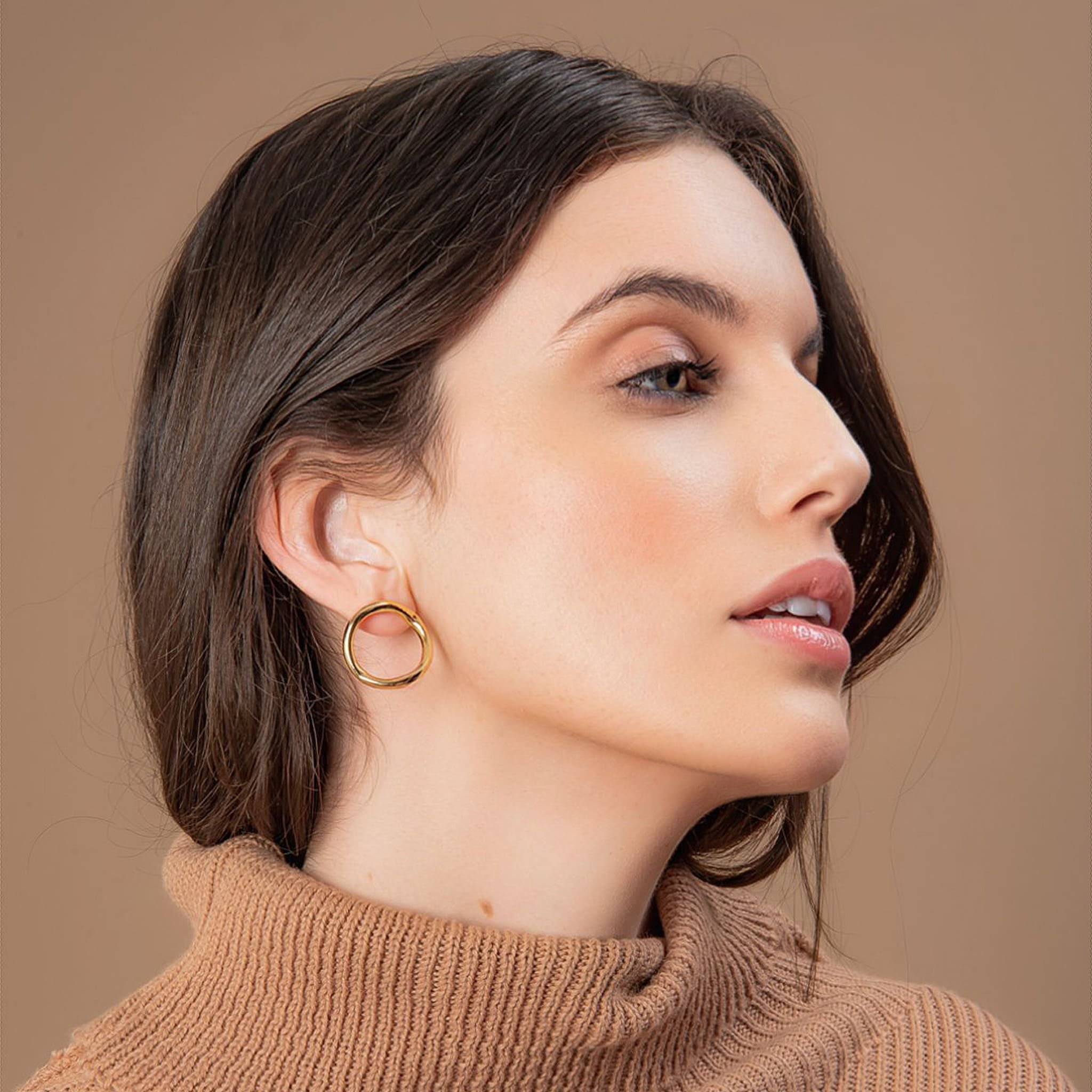 BRINCO REDONDO ORGANIC VASADO DOURADO FOLHEADO