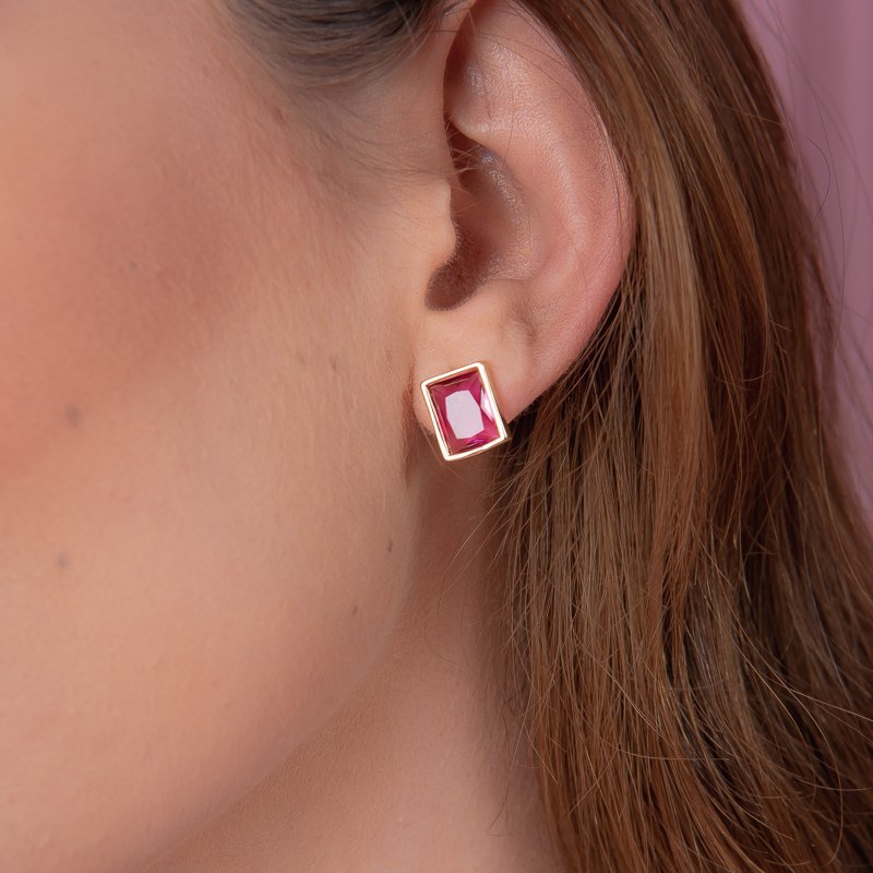 BRINCO PEDRA RETANGULAR RUBELITA DOURADO FOLHEADO