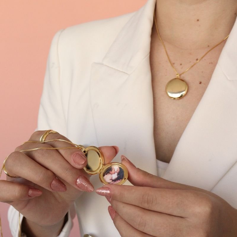 RELICARIO REDONDO LISO DOURADO FOLHEADO